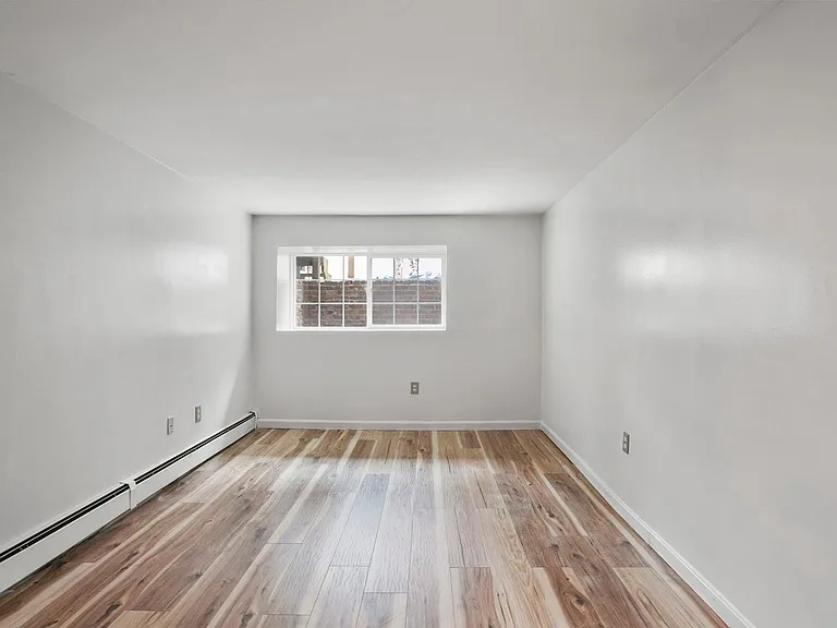 190 W 7th St #1 — Photo 19