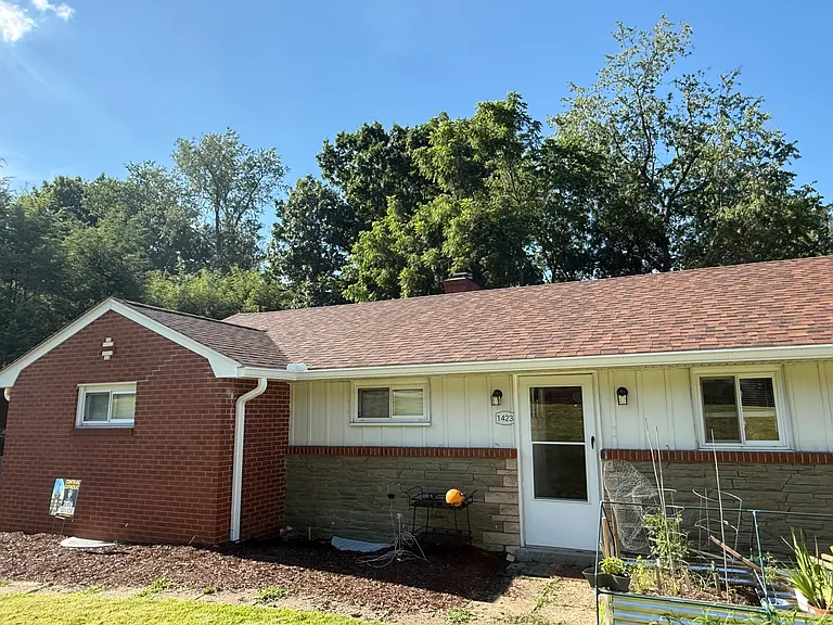 1423 Lakeside Dr — Photo 2