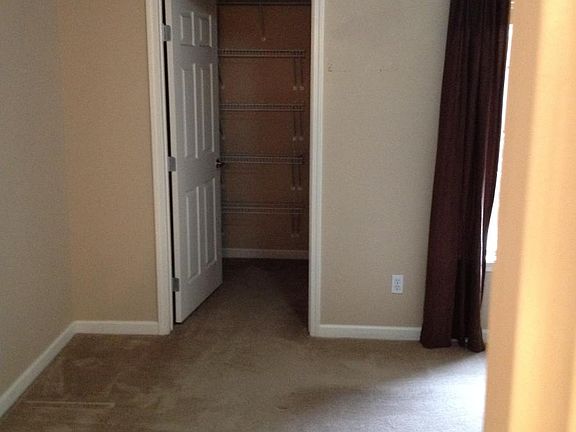 Second bedroom w/ walk-in closet
