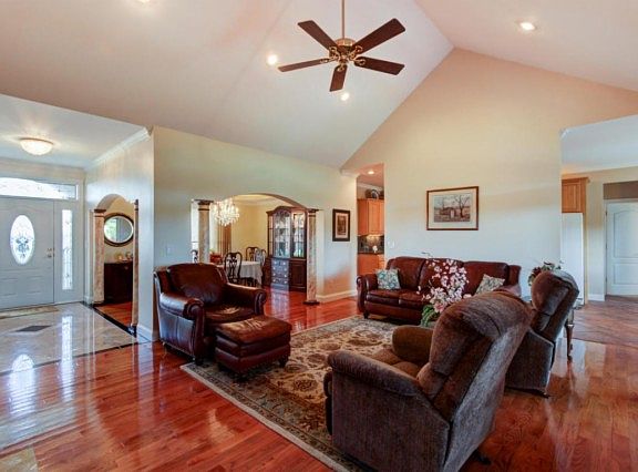 4th image of 1947 Lakebrook Cir
