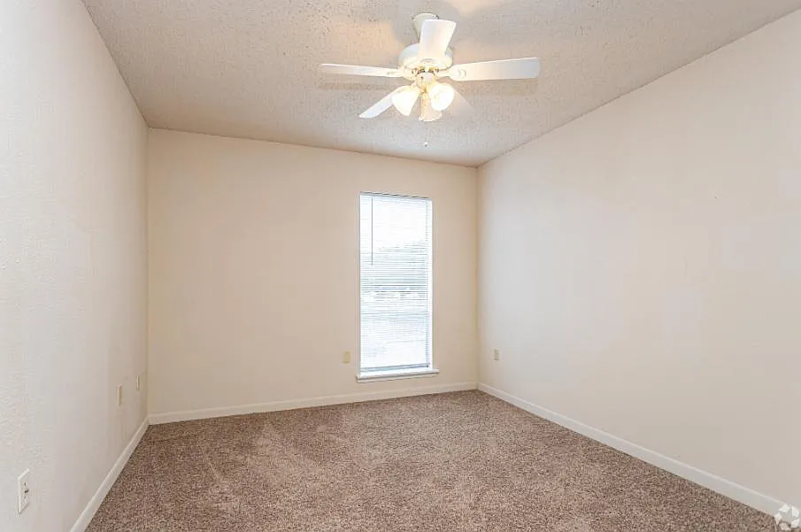 2 bed, 1.5 bath, 952 sqft, $1,095 — Photo 4