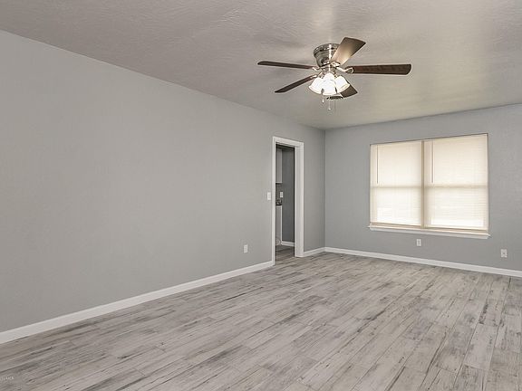 4th image of 1700 Hillcrest Dr