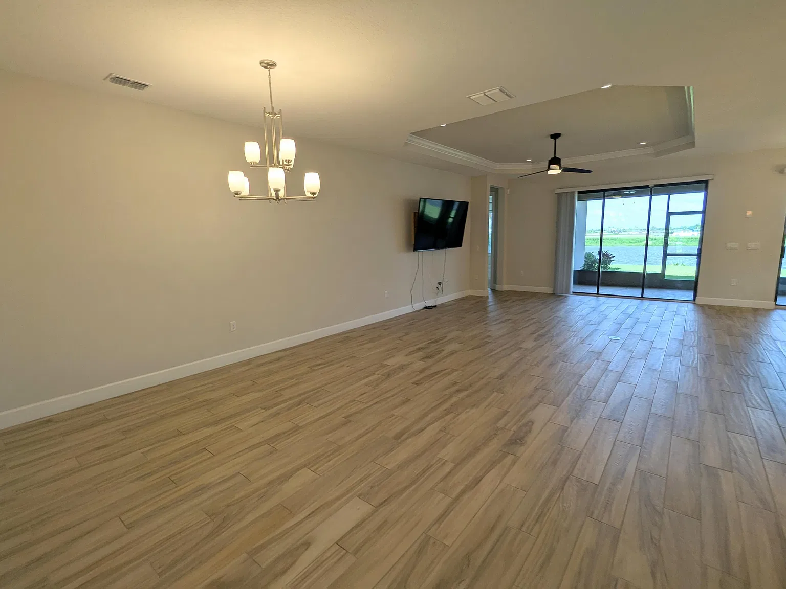 3 bed, 2.0 bath, 2508 sqft, $3,195 — Photo 4