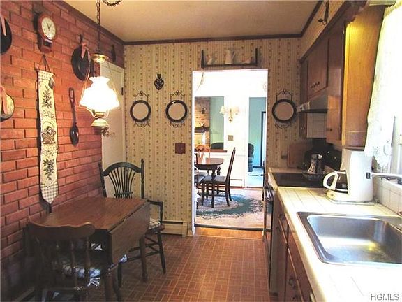 Country kitchen w/pantry