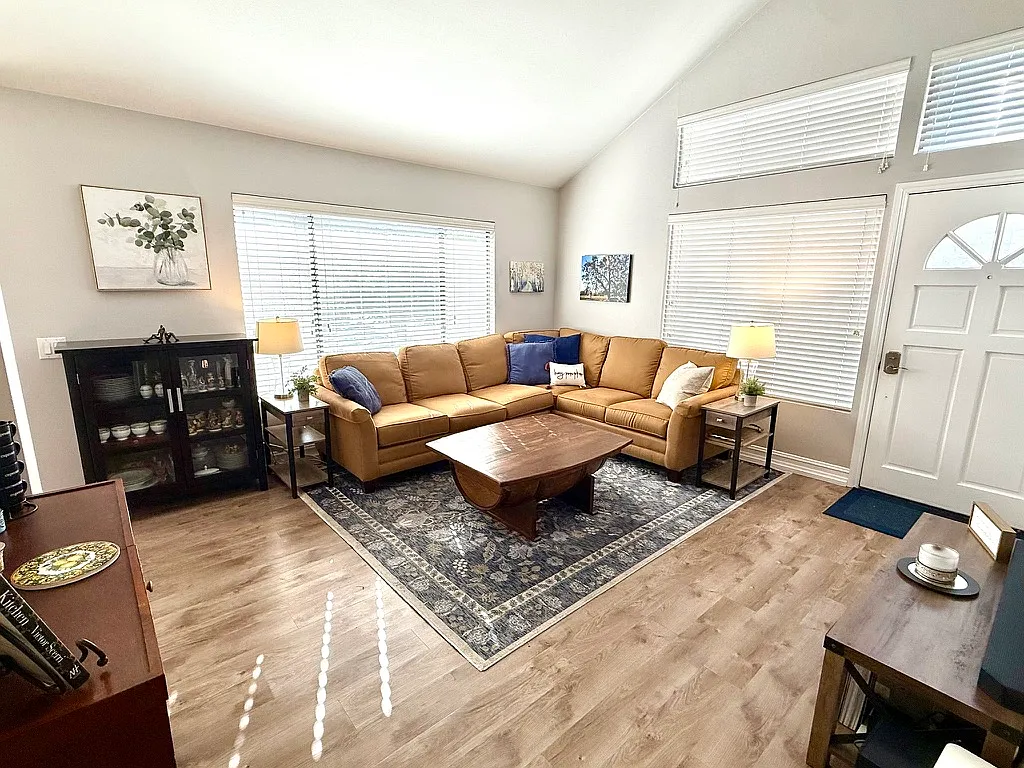 2 bed, 950 sqft, $2,995 — Photo 4