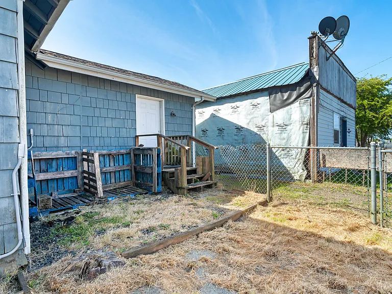 121 N D St — Photo 18