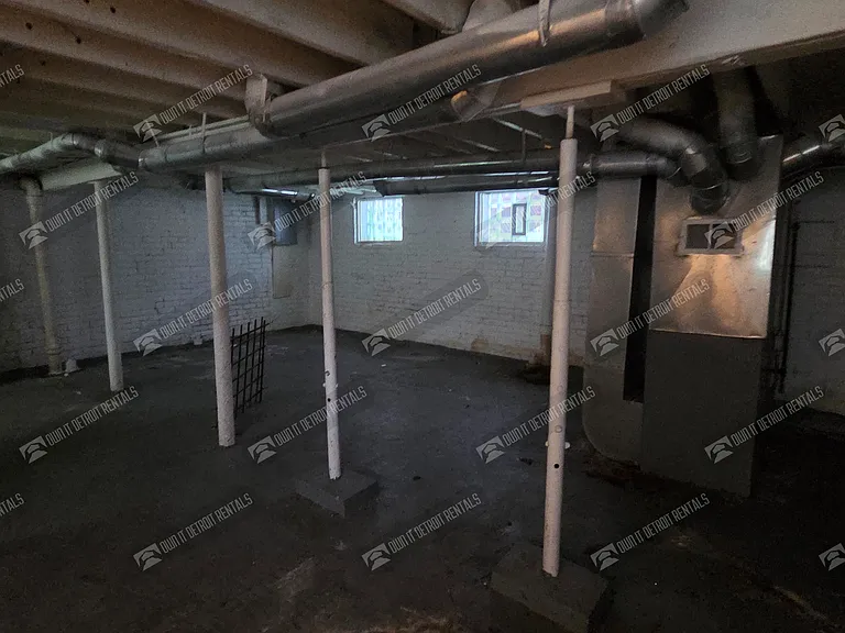 7455 Churchill St — Photo 36