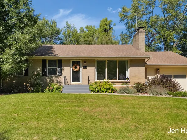 725 Parkway Dr NE, Grand Rapids, MI 49525