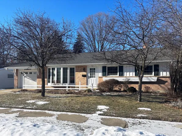 812 Meadowbrook DRIVE, West Bend, WI 53090