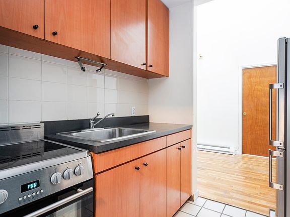 3rd image of 418 W 49th St APT 4D