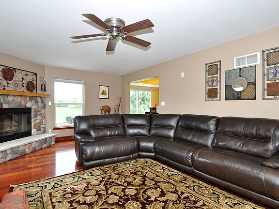 3rd image of 1436 E Meadowview Dr
