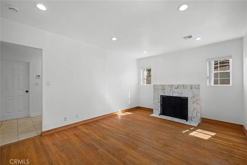 2 bed, 896 sqft, $3,400 — Photo 4