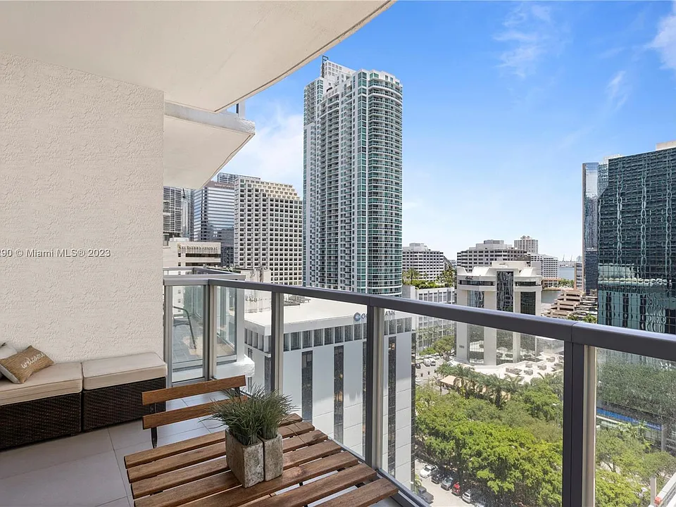 1050 Brickell Ave #1806