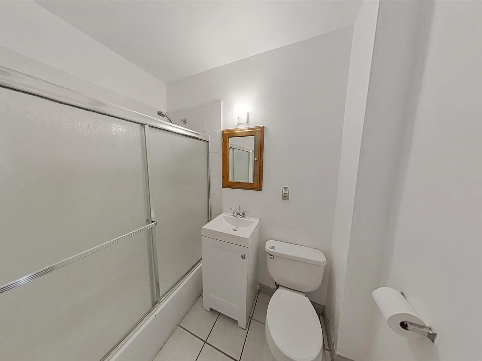 3 bed, 915 sqft, $3,995 — Photo 4