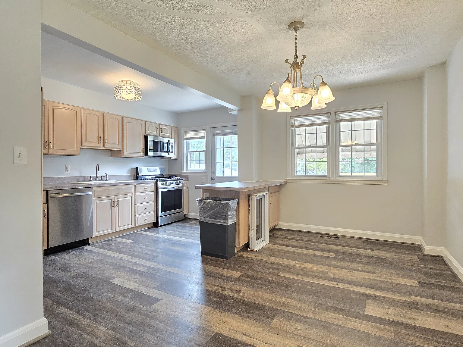3 bed, 1.5 bath, 1728 sqft, $3,100 — Photo 4