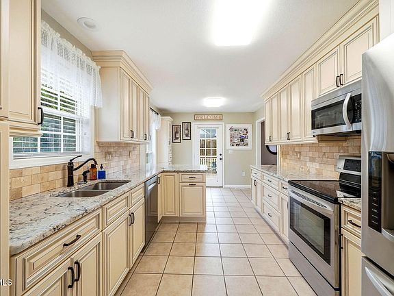 5th image of 191 Royal Oaks Dr