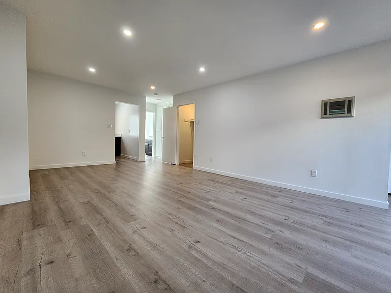1532 Granville Ave #104 — Photo 12