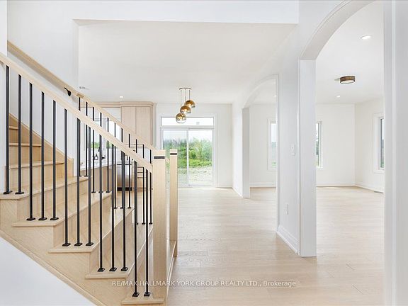 5th image of 147 Lake Dr E
