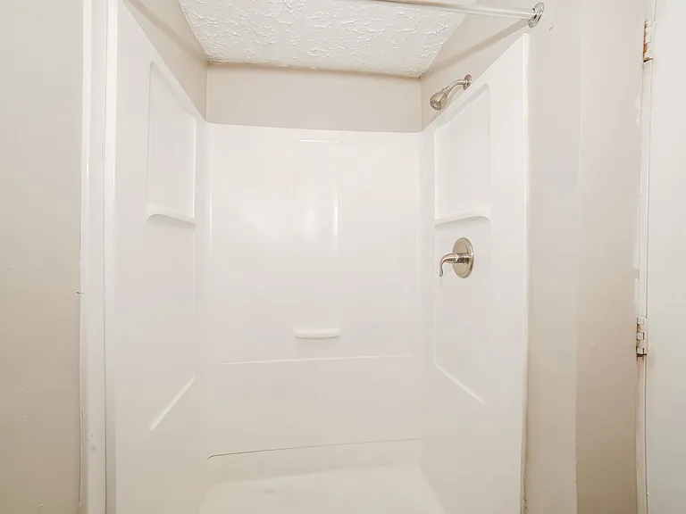 1346873_029_bathroom_13624587.jpg