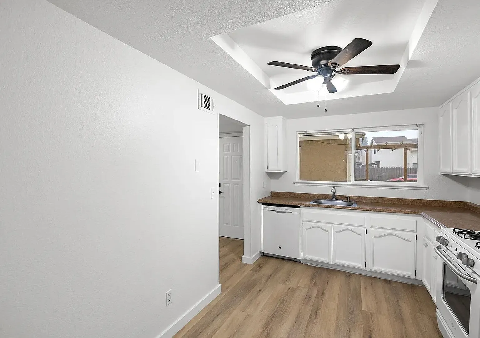 Fairfield, Remodeled 4 Bedroom Home on Quiet Court with Flexible Layout — Photo 3
