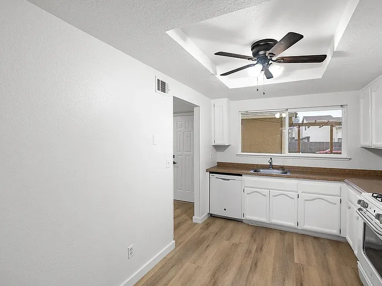995 Matthew Ct — Photo 3