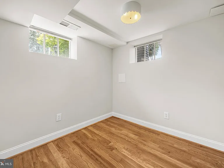 827 S Royal St — Photo 25