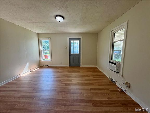 4th image of 1302 W Edwards St