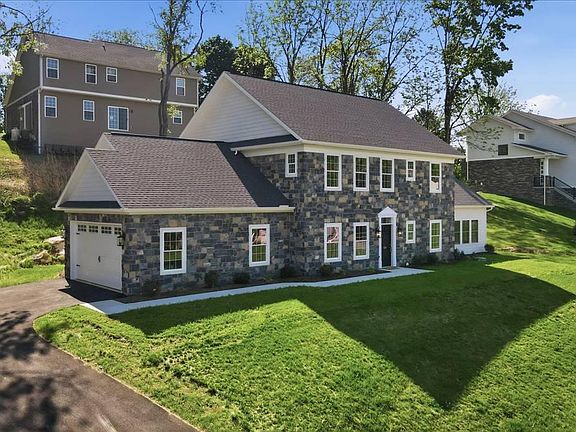 3rd image of 130 Woodbriar Dr