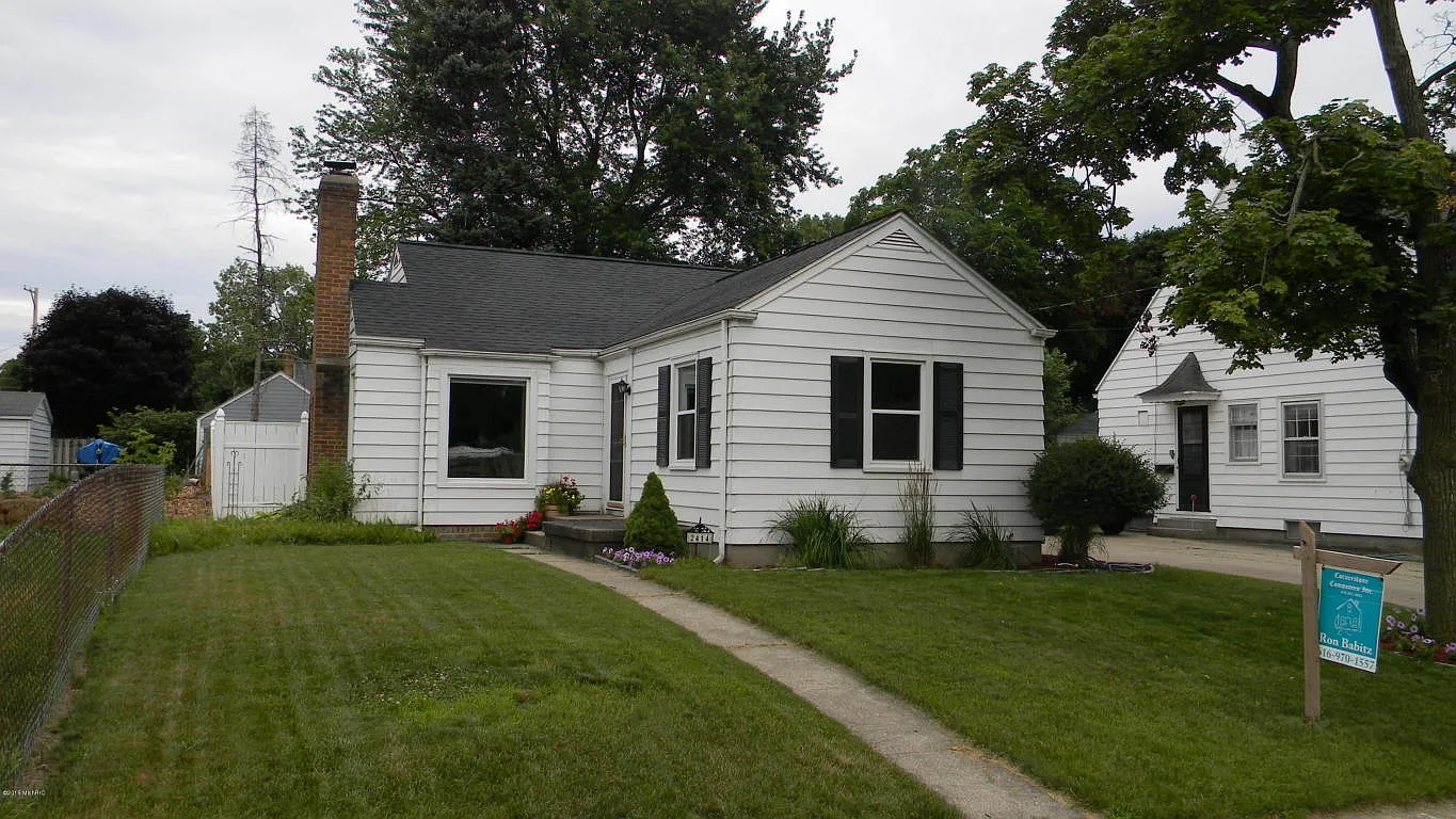 2414 Almont Ave SE photo 1