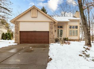 7690 Pleasant Brook Dr, Waterford, MI 48327