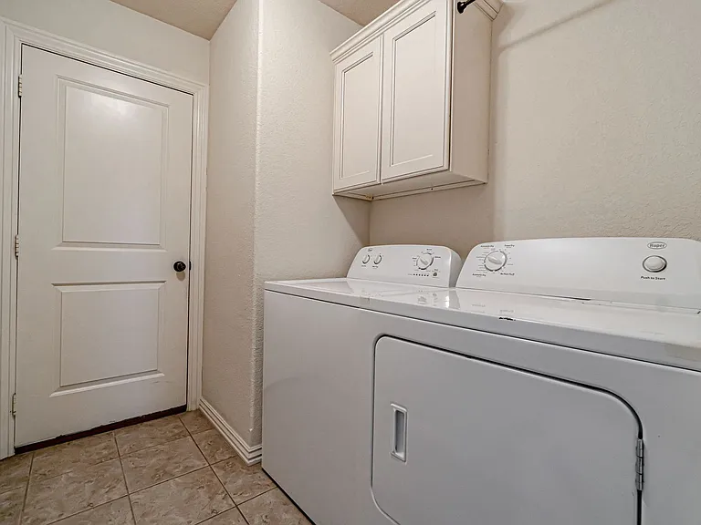 926 Kensington Dr — Photo 13
