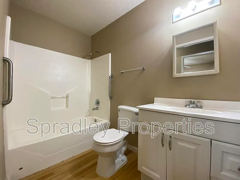 3 bed, 1.0 bath, 936 sqft, $1,050 — Photo 2