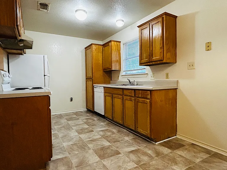 1602 Moss St — Photo 3