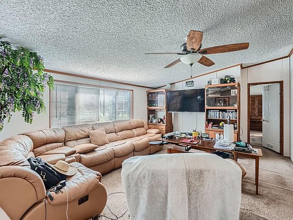 3rd image of 127 Hillcrest Cir
