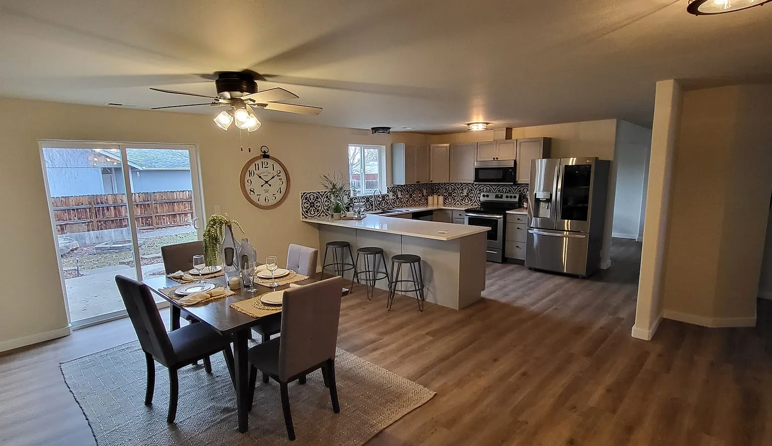 4 Bed 2.5 Bath - Fenced-Corner Lot — Photo 3