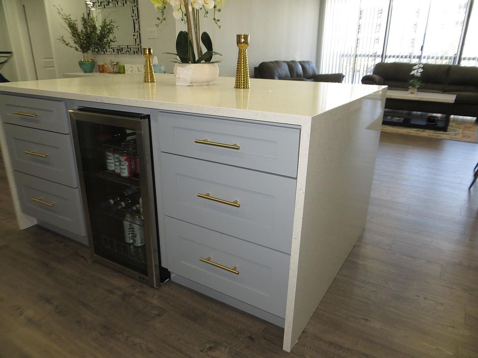 WINE COOLER IN THE BREAKFAST BAR