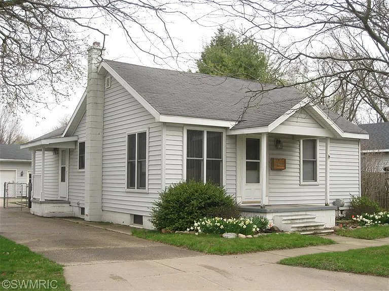 411 E Clinton St photo 1