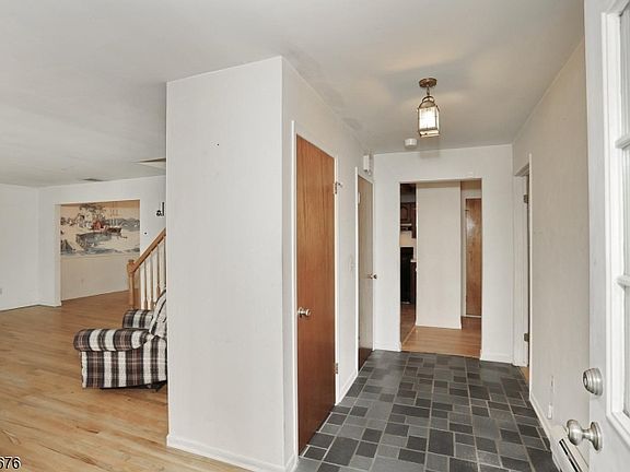 4th image of 33 Hillside Ave