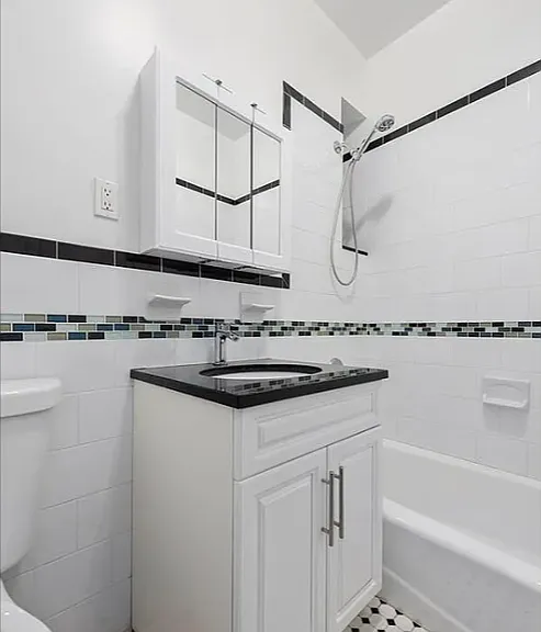 220 E 36th St #B1 — Photo 4