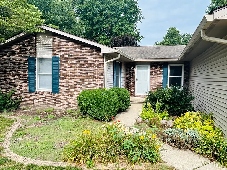 3204 Forsyth Dr — Photo 2
