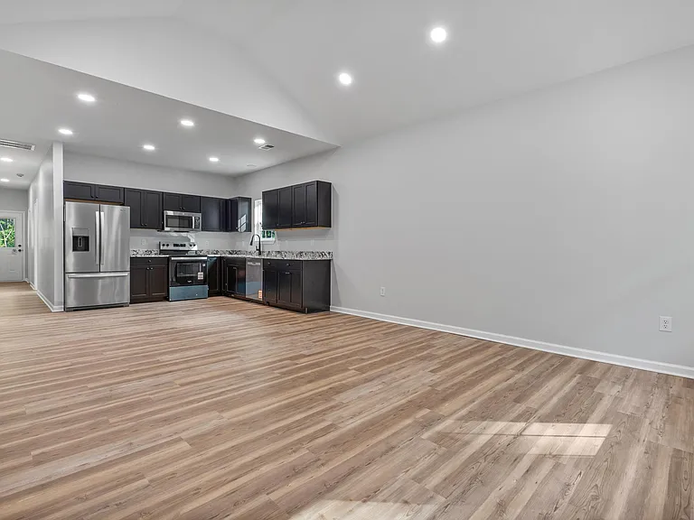 410 Lincolnshire Blvd — Photo 6