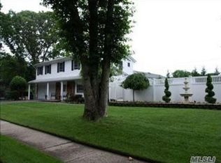104 Wood Ln, Hauppauge, NY 11788