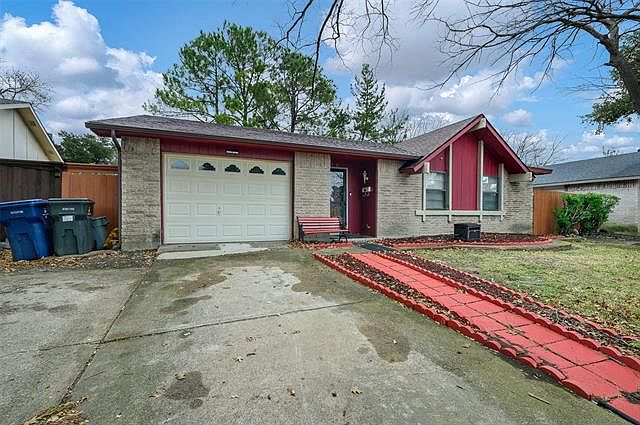 1st image of 326 Clover Ln