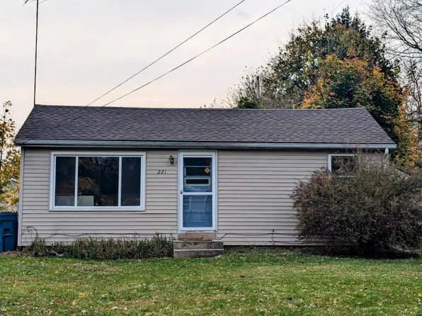 221 N Linden Ave, Fremont, MI 49412
