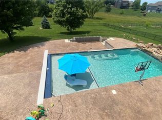 8050 N Caldwell Ave, Parkville, MO 64152