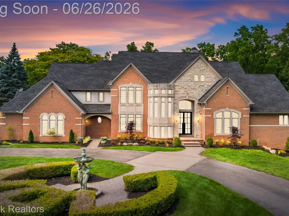 1888 W Tahquamenon Ct, Bloomfield Hills, MI 48302