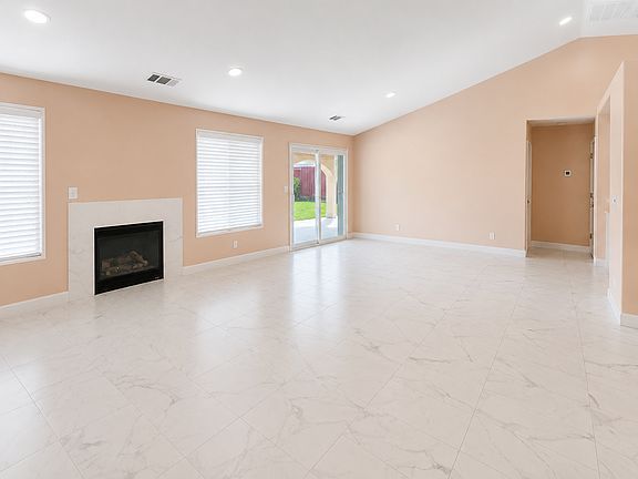 3rd image of 693 Kensington Cir