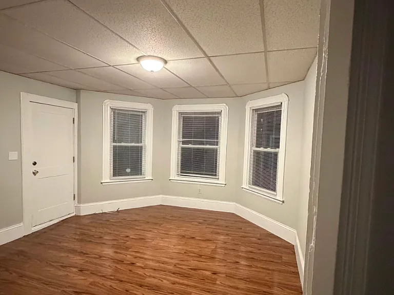 75 Crapo St New Bedford Spacious 3 Bedroom / 1 Bath New Appliances, Near the Beach! — Photo 18