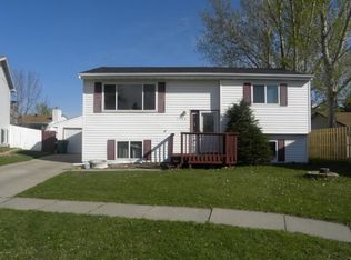 2168 Meadow Ridge Ct, West Fargo, ND 58078