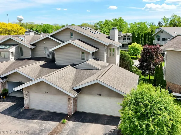 21084 Boulder Cir, Northville, MI 48167